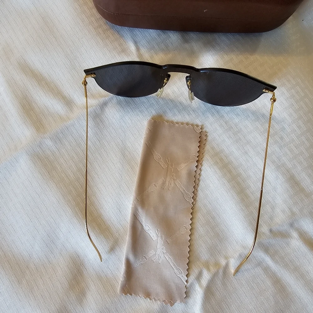 illesteva Wonen’s Black Aviator Sunglasses